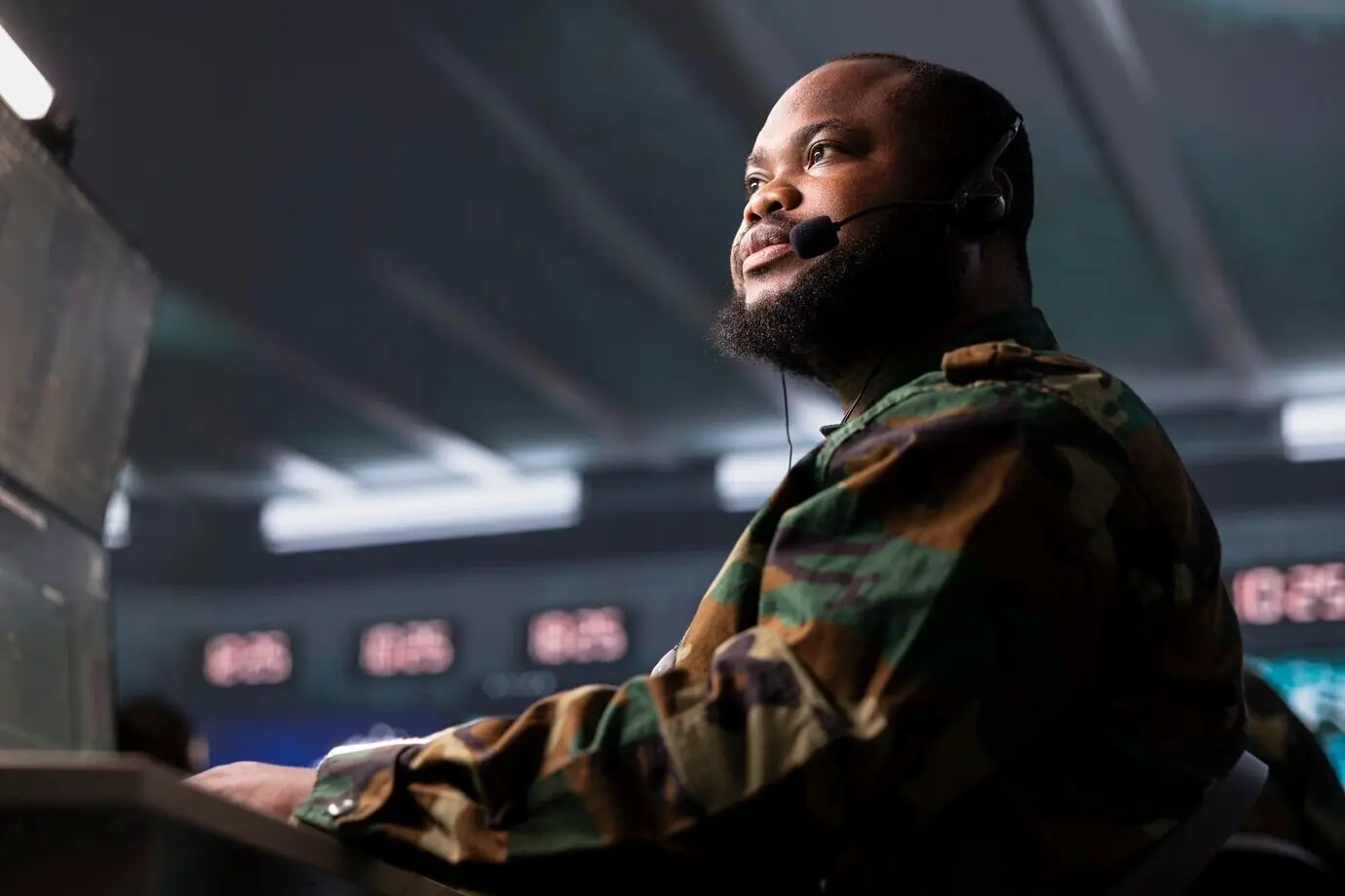 Военный диспетчер передает информацию от аналитиков армейской разведки.