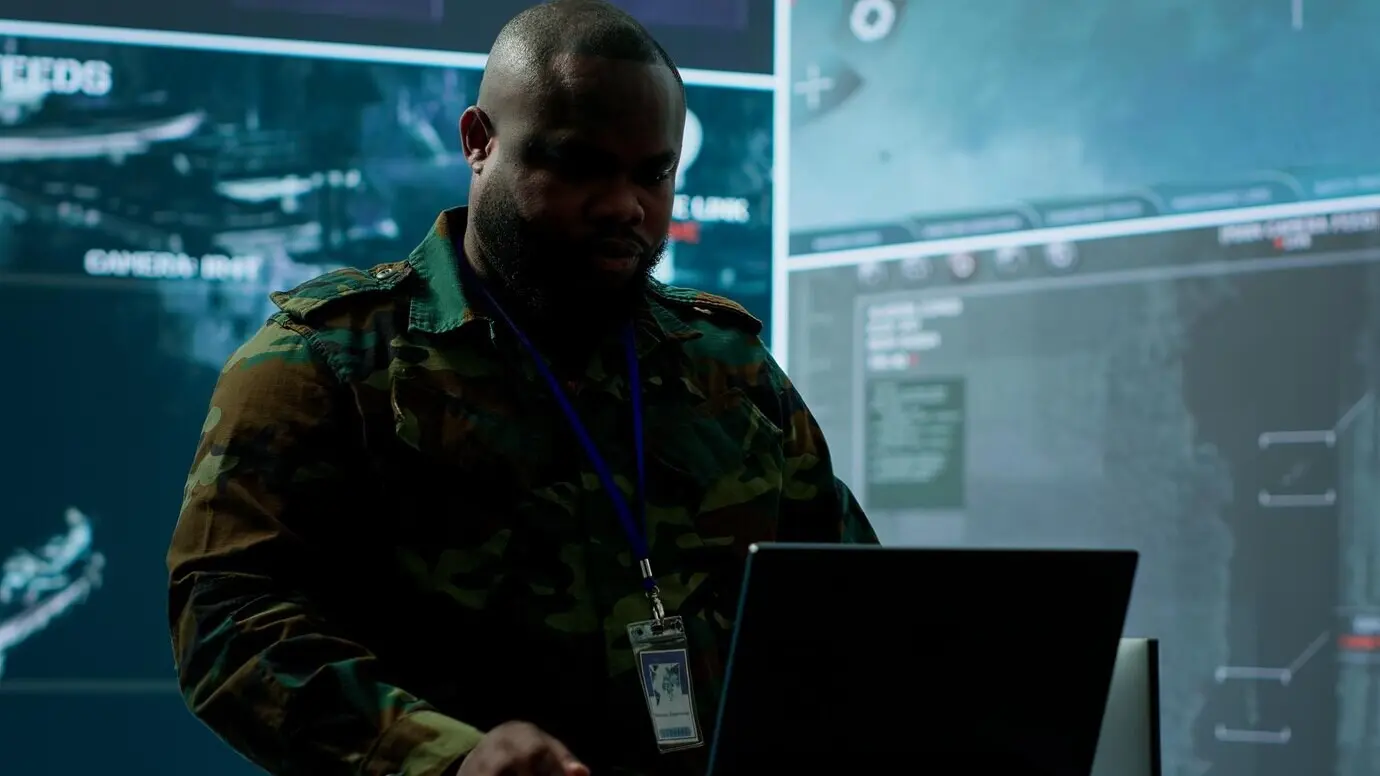 В центре управления военный эксперт применяет передовые технологии и современное оснащение.