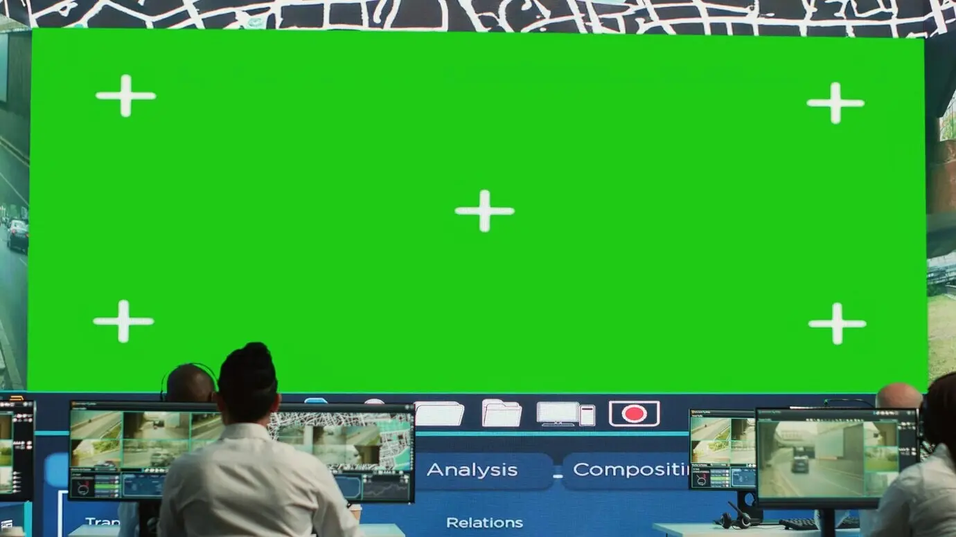 Разные сотрудники смотрят на экран с макетом в комнате мониторинга.